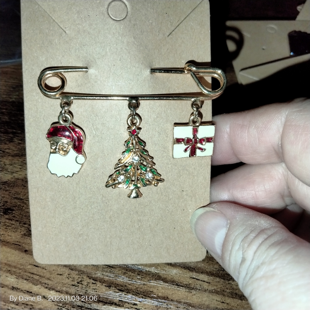 AVON Gold Tone Christmas 🎄 Safety Pin Charms Tree, Santa 🎅 Gift 🎁 Brooch